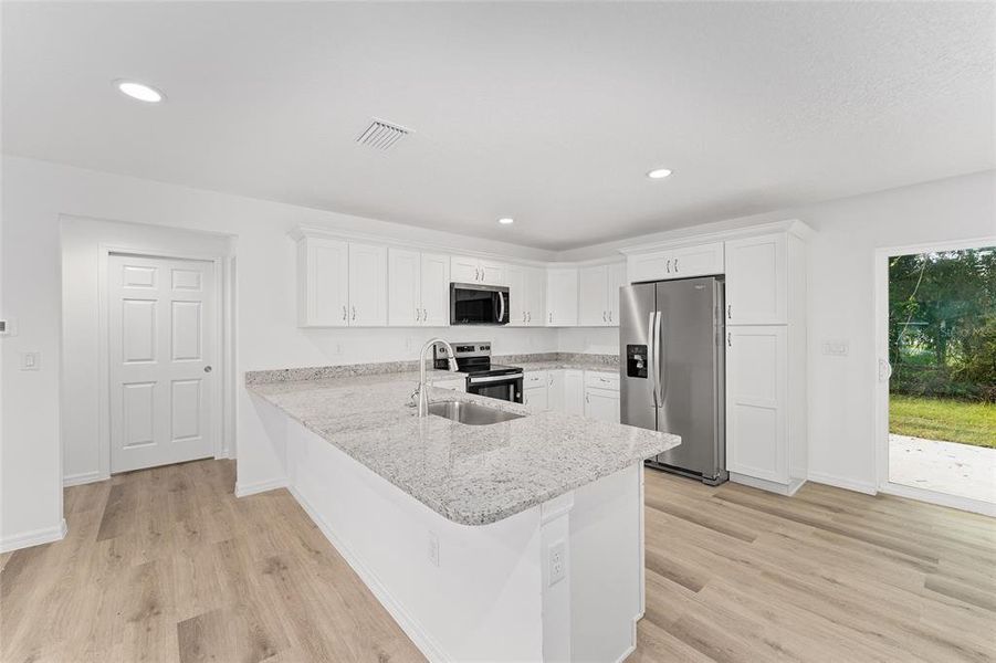 Furnished interior view inside a new home in , Ocklawaha (Image 13).