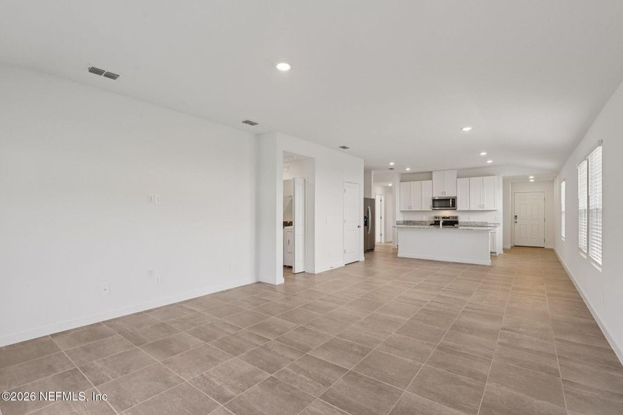 Spacious, unfurnished interior of a new home in Kings Preserve, Jacksonville (Image 21).