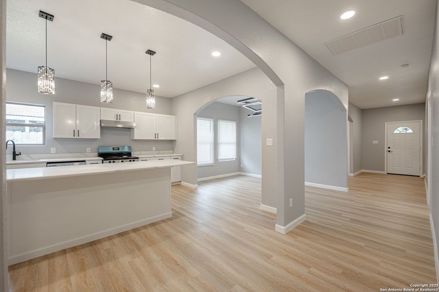 Spacious, unfurnished interior of a new home in , San Antonio (Image 23).