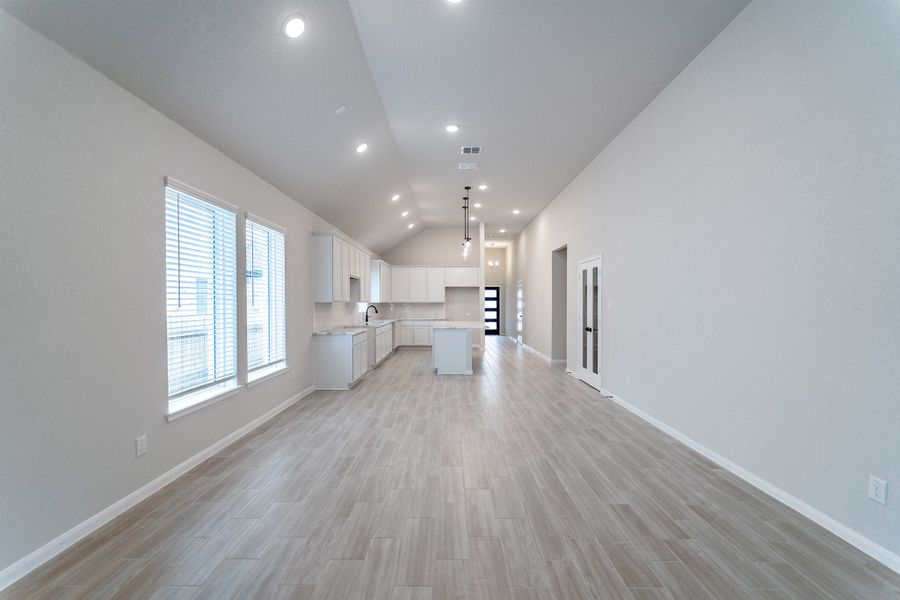 Spacious, unfurnished interior of a new home in Arcadia Ridge, San Antonio (Image 10).