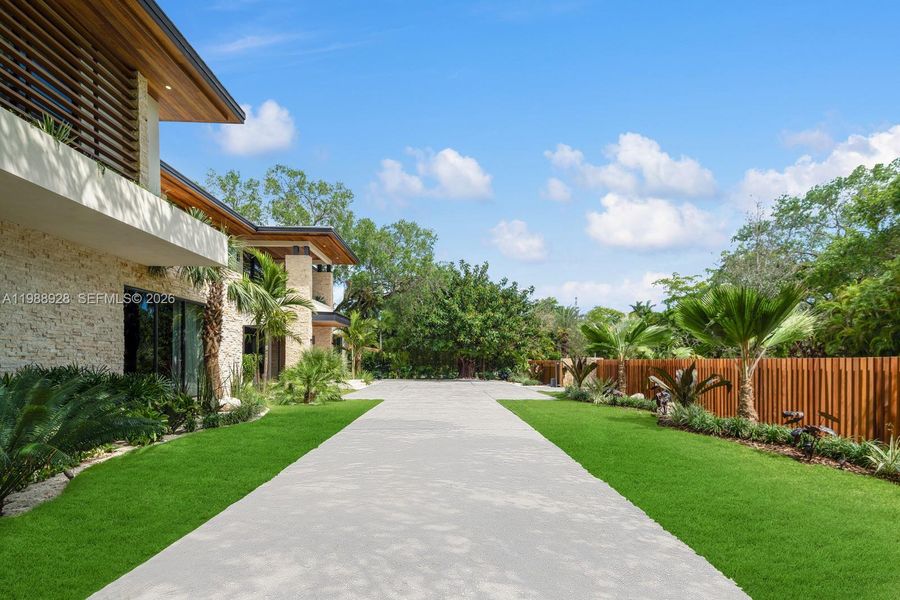 Exterior details and patio area of a home in , Miami (Image 33).