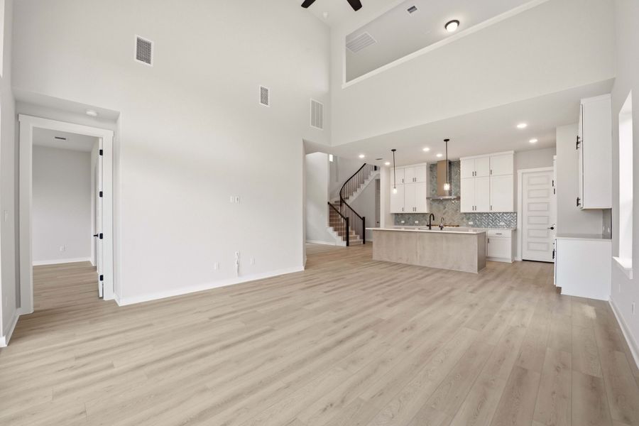 Spacious, unfurnished interior of a new home in Heritage, Dripping Springs (Image 20).