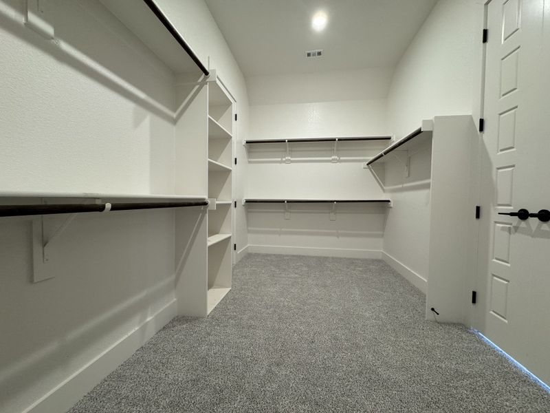 Spacious, unfurnished interior of a new home in Coyote Crossing, Godley (Image 9).