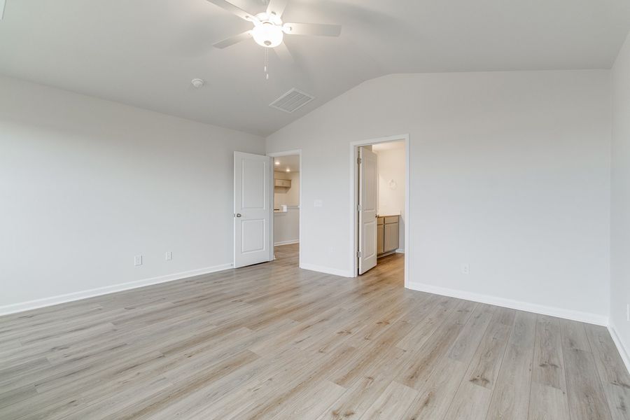 Spacious, unfurnished interior of a new home in Winston Point, Gilbert (Image 33).