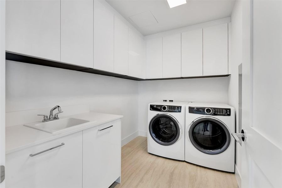 Furnished interior view inside a new home in , Fort Lauderdale (Image 16).