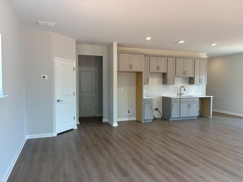 Spacious, unfurnished interior of a new home in Cedar Farms, Winder (Image 9).