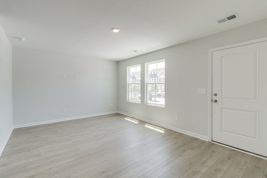 Spacious, unfurnished interior of a new home in Astoria, Columbia (Image 15).