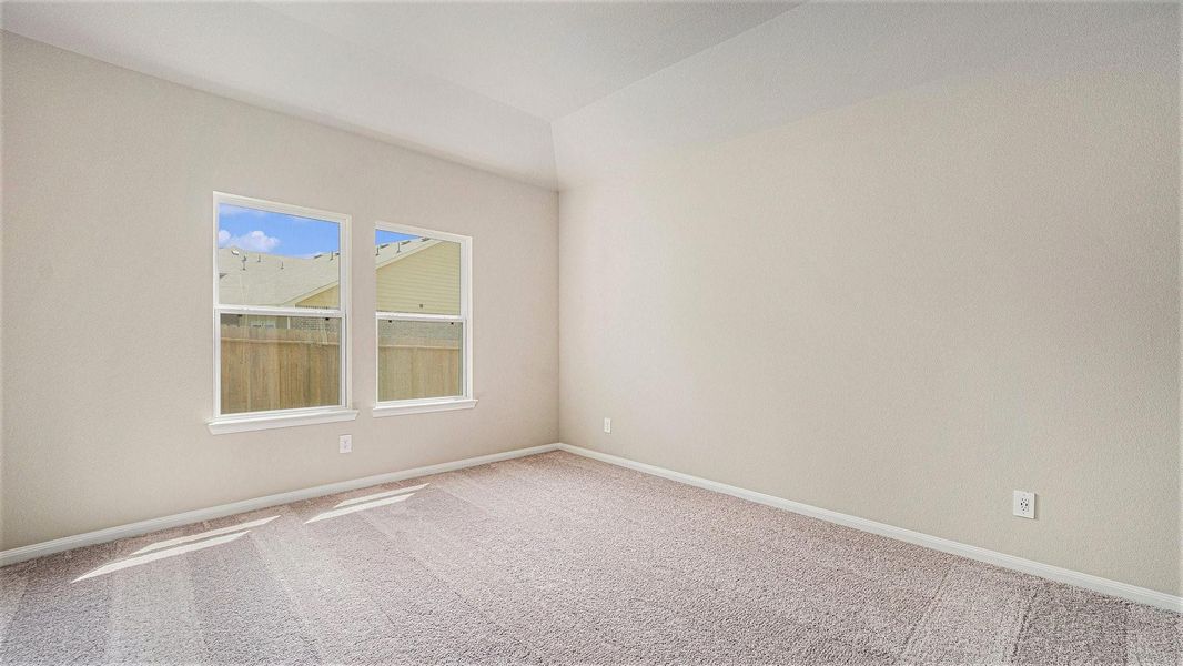 Spacious, unfurnished interior of a new home in Meadow Glen, Conroe (Image 16).