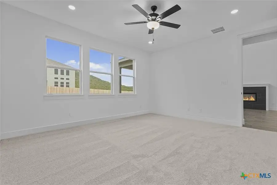 Spacious, unfurnished interior of a new home in Levy Crossing, Killeen (Image 22).