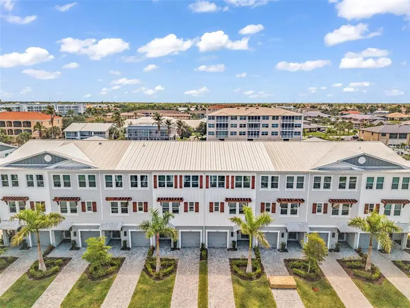 Condo located in Punta Gorda, FL showcasing its design and architecture (Image 3).