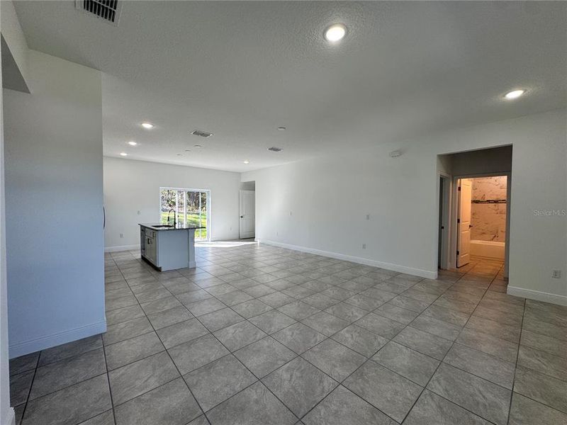 Spacious, unfurnished interior of a new home in , Citrus Springs (Image 13).