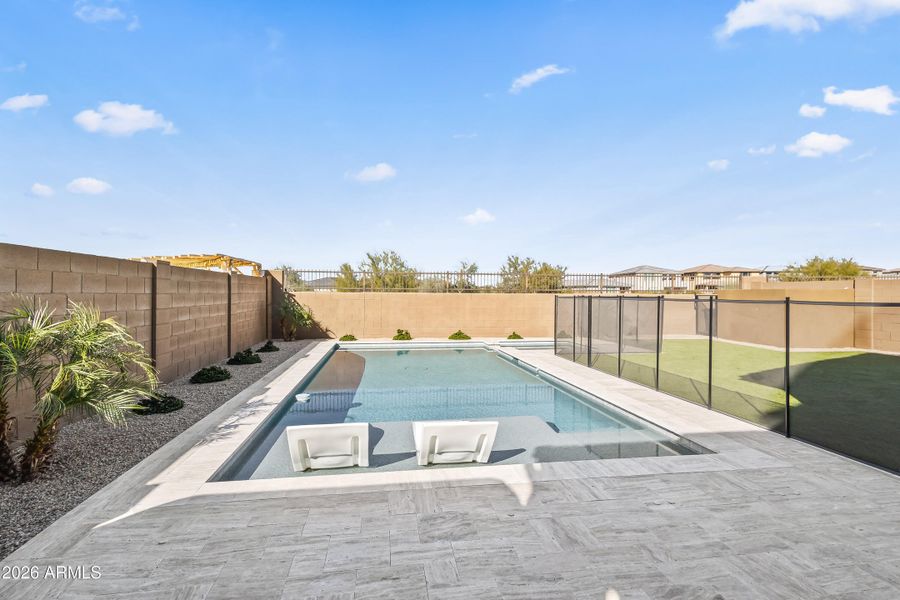 No neighbors behind! No neighbors behind!