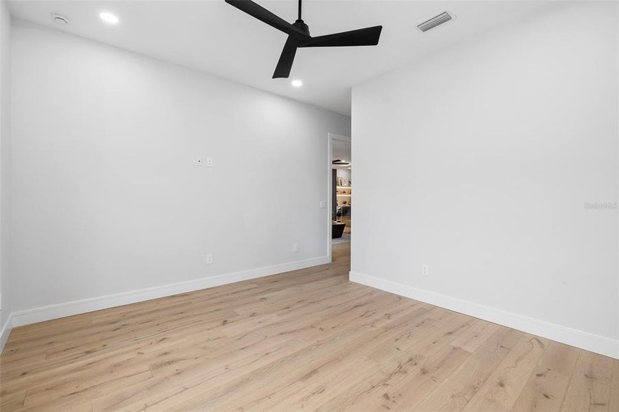 Spacious, unfurnished interior of a new home in , Tampa (Image 25).