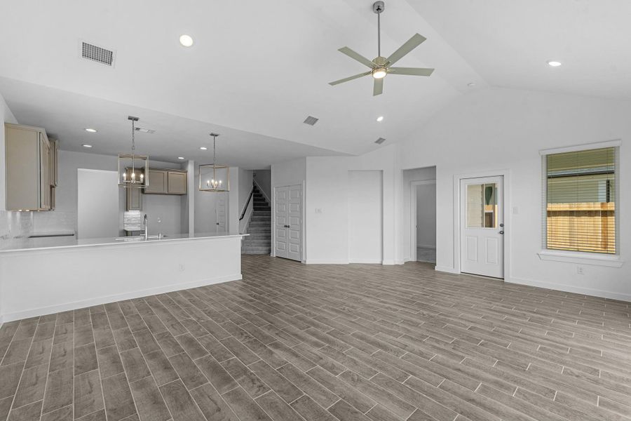 Spacious, unfurnished interior of a new home in Huntington Place, Rosharon (Image 18).