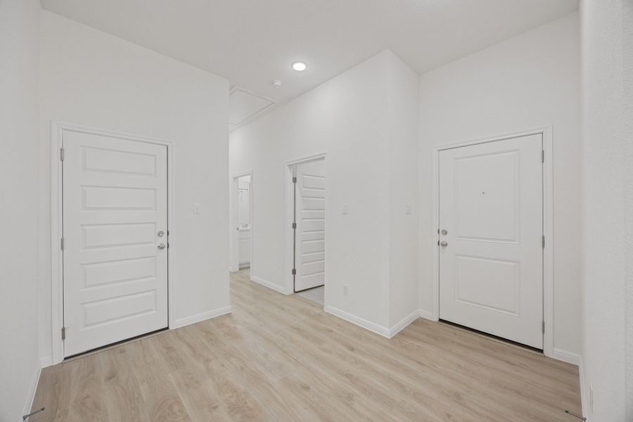 Spacious, unfurnished interior of a new home in Trinity Ranch, Elgin (Image 28).