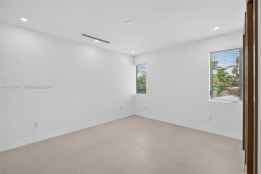 Spacious, unfurnished interior of a new home in , Fort Lauderdale (Image 28).