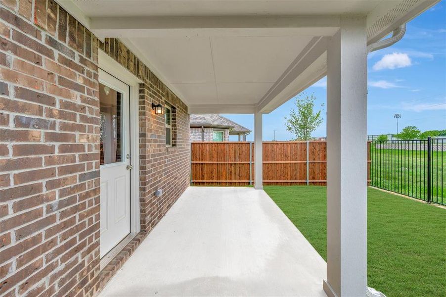 Exterior details and patio area of a home in Lane Ranch, Sanger (Image 3).