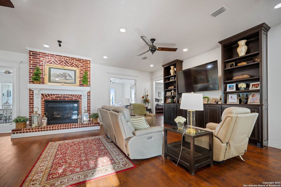 Furnished interior view inside a new home in , Kenedy (Image 46).