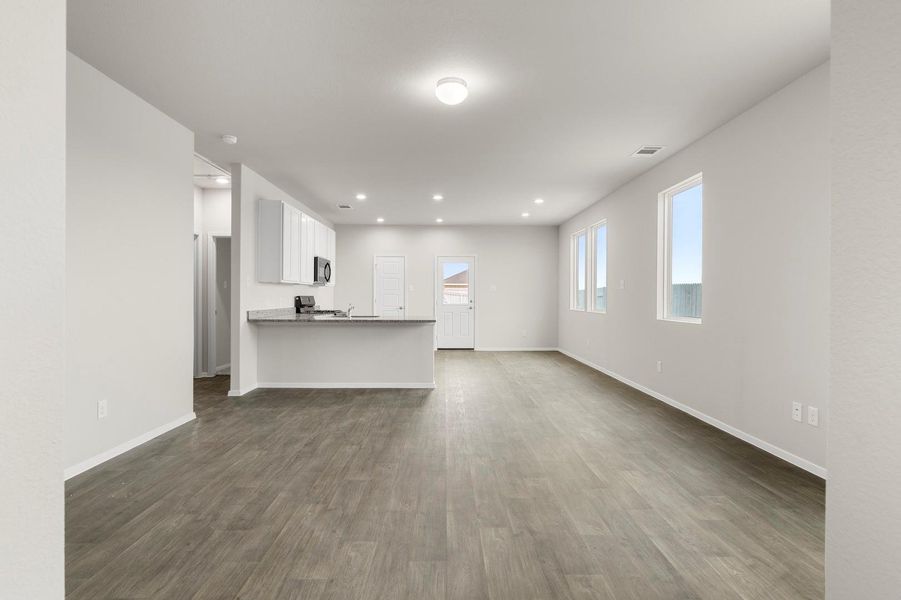 Spacious, unfurnished interior of a new home in Casetta Ranch, Kyle (Image 26).
