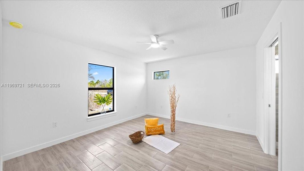 Spacious, unfurnished interior of a new home in , Lehigh Acres (Image 14).