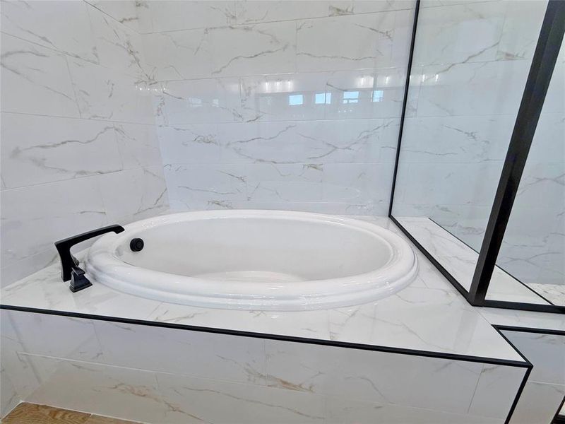 Bathroom with a tub with marble appearance