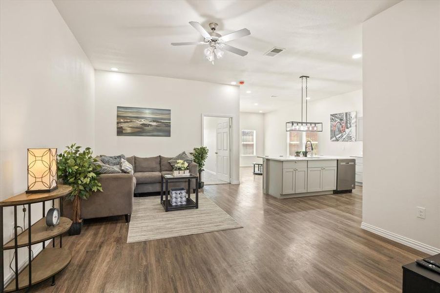 Living room with sink, dark wood-type flooring, and ceiling fan