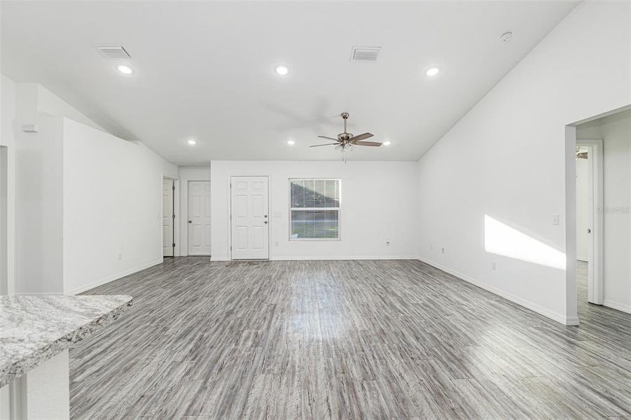 Spacious, unfurnished interior of a new home in , Winter Haven (Image 9).