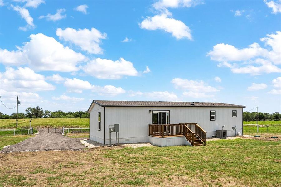 Exterior details and patio area of a home in , Corsicana (Image 25).