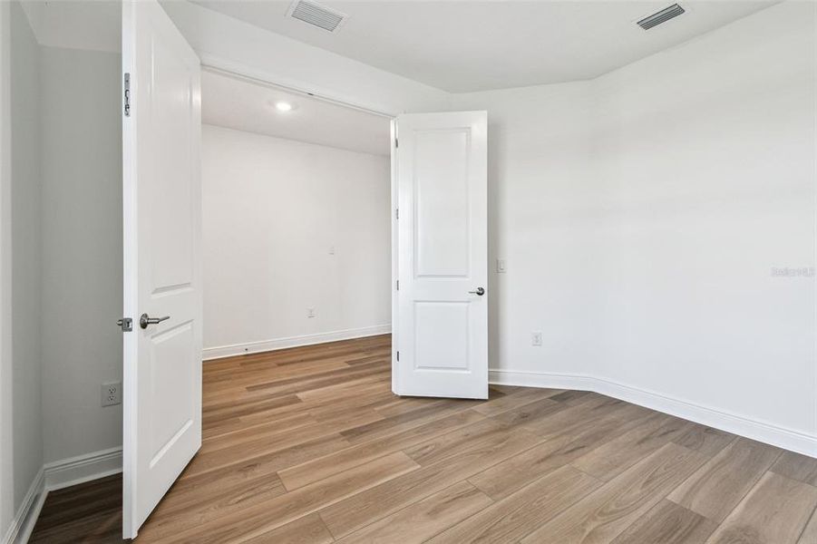 Spacious, unfurnished interior of a new home in Hawkstone, Sarasota (Image 26).