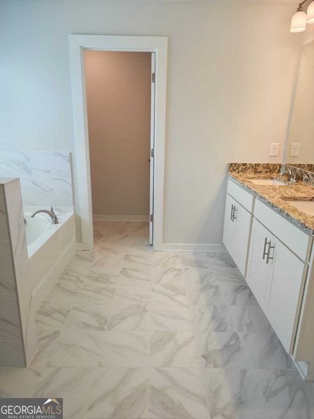 Spacious, unfurnished interior of a new home in The Fairways at Mirror Lake, Villa Rica (Image 15).