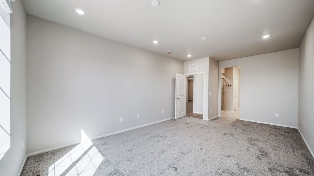 Spacious, unfurnished interior of a new home in The Reserve at Green Valley Ranch, Aurora (Image 15).