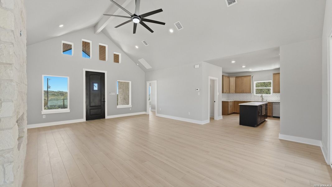 Spacious, unfurnished interior of a new home in , Canyon Lake (Image 20).
