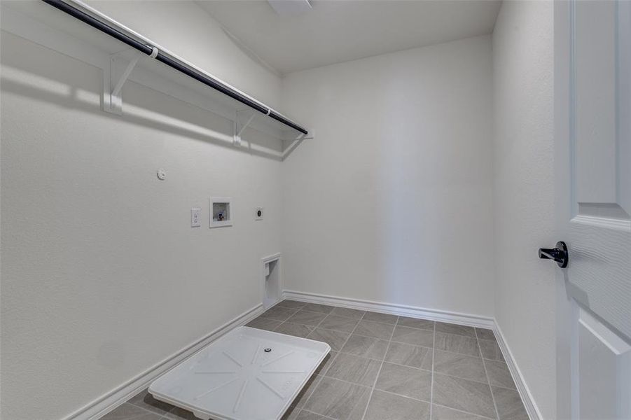 Spacious, unfurnished interior of a new home in Eagle Creek, Denton (Image 23).