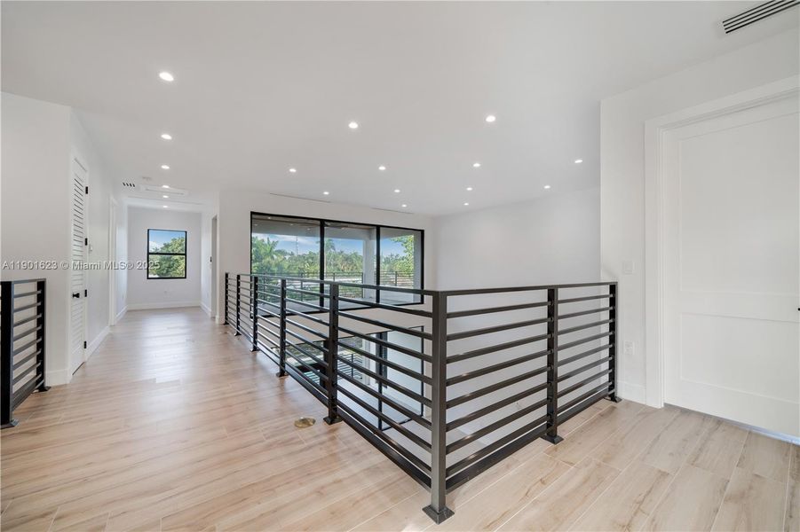 Spacious, unfurnished interior of a new home in , Fort Lauderdale (Image 59).