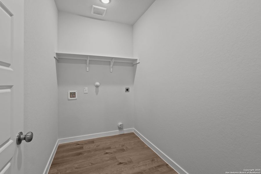 Spacious, unfurnished interior of a new home in Cinco Lakes, San Antonio (Image 23).