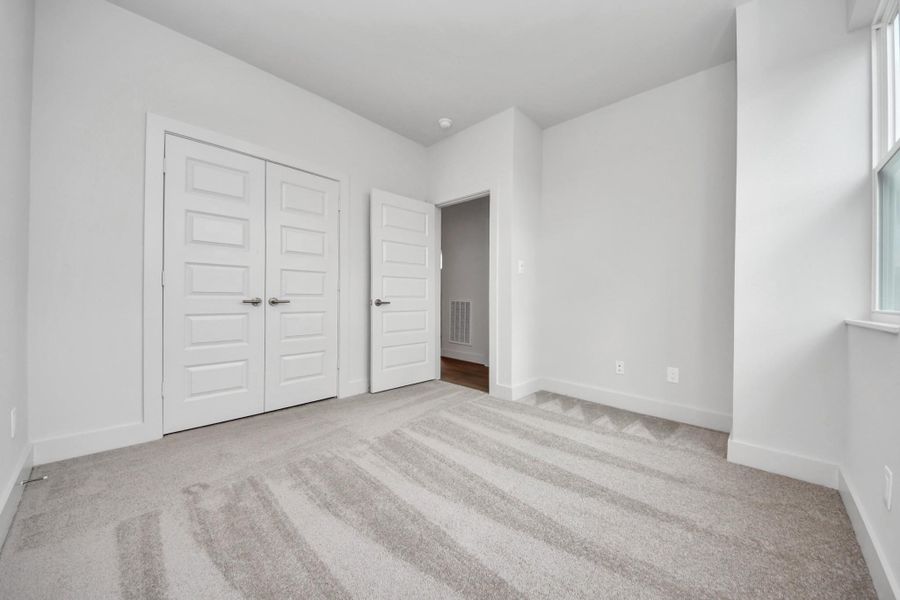 Spacious, unfurnished interior of a new home in Alicante, Houston (Image 17).