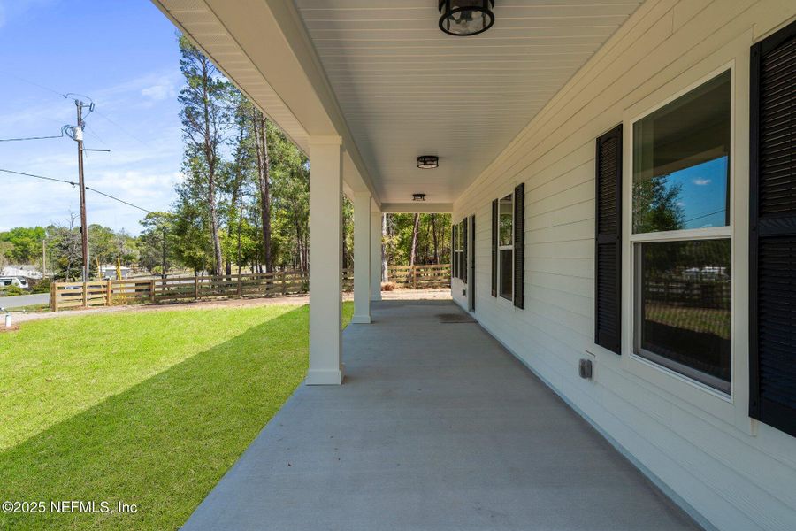 Exterior details and patio area of a home in , Keystone Heights (Image 4).