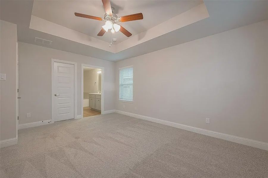 Spacious, unfurnished interior of a new home in Bayou Maison, Dickinson (Image 17).