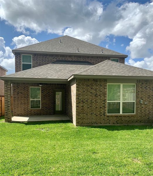 Exterior details and patio area of a home in Wedgewood Forest, Conroe (Image 2).