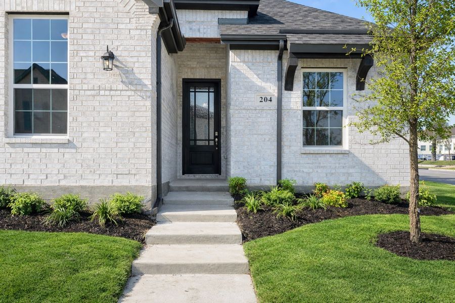 Exterior details and patio area of a home in Edgewater, Fate (Image 3).