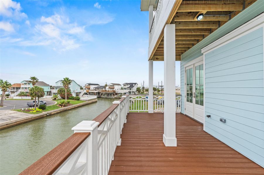 Exterior details and patio area of a home in , Tiki Island (Image 31).