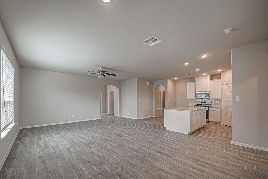 Spacious, unfurnished interior of a new home in Lago Mar, Texas City (Image 23).
