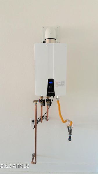 Tankless gas water heater