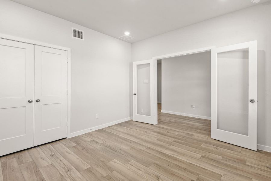 Spacious, unfurnished interior of a new home in Country Creek, Mont Belvieu (Image 19).