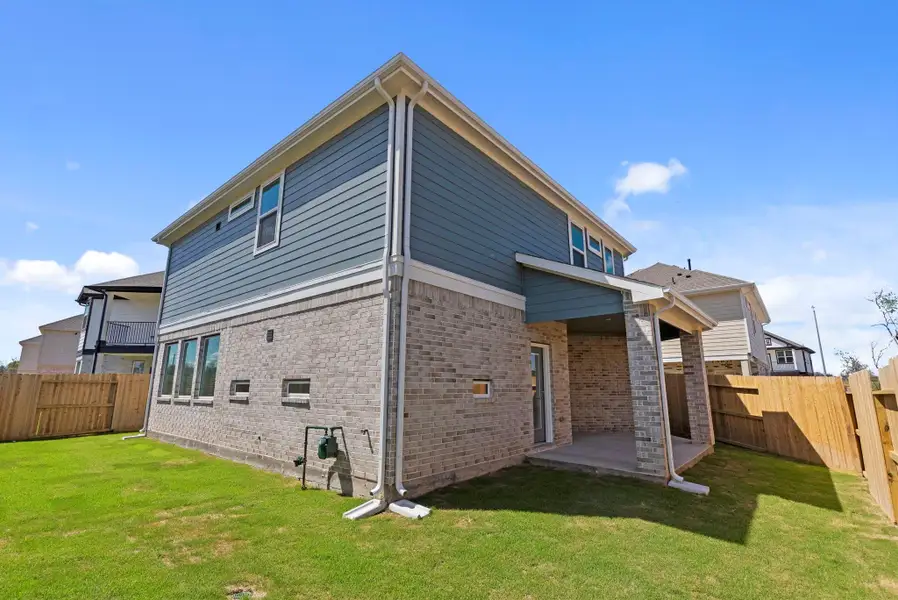 Exterior details and patio area of a home in Sienna, Missouri City (Image 4).