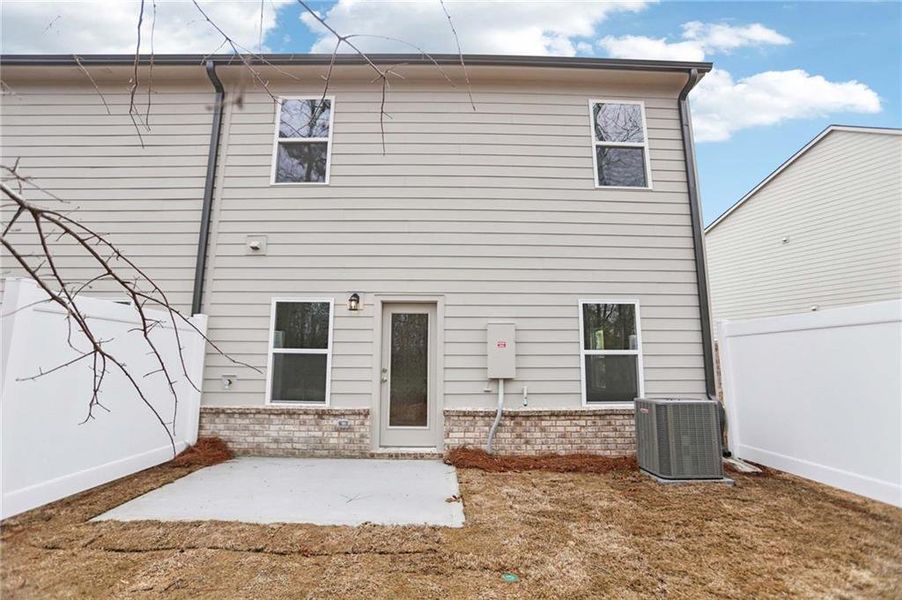 Exterior details and patio area of a home in Leydenview, Mableton (Image 3).