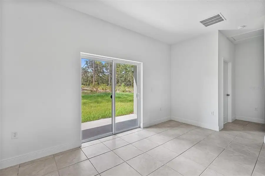 Spacious, unfurnished interior of a new home in , Citrus Springs (Image 7).