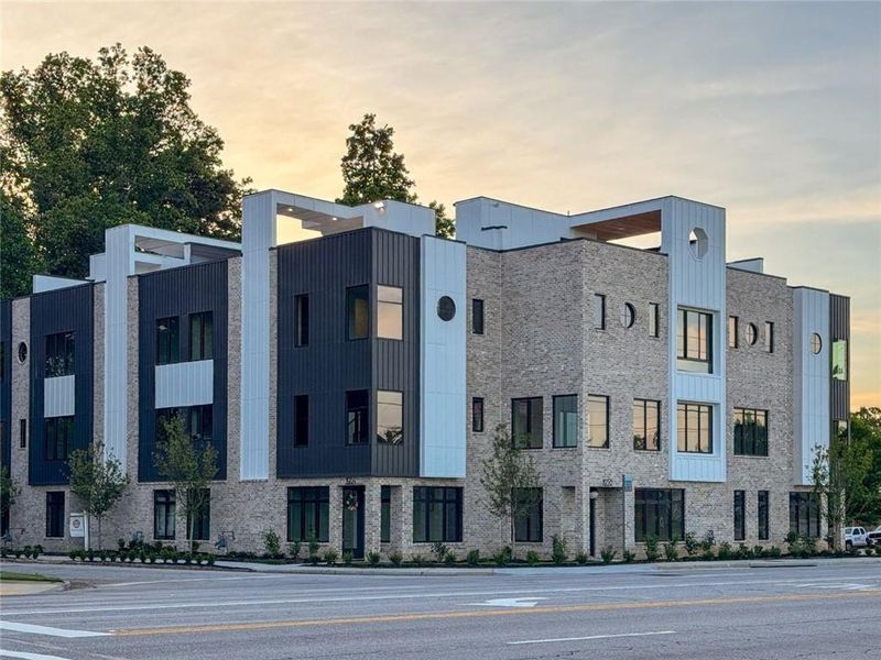 Condo located in Atlanta, GA showcasing its design and architecture (Image 5).