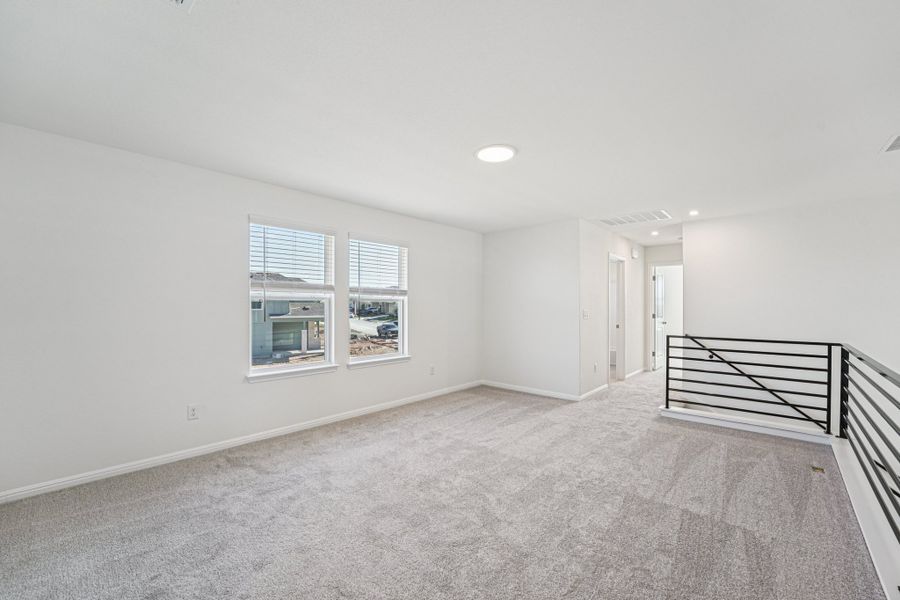 Spacious, unfurnished interior of a new home in Porter Country, Buda (Image 24).