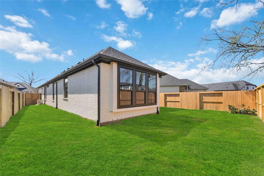Exterior details and patio area of a home in Sienna, Missouri City (Image 4).